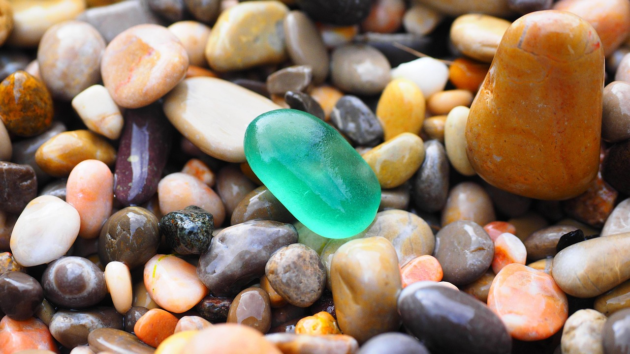 Magia kamieni naturalnych w biżuterii – od różowego kwarcu po kamień słoneczny