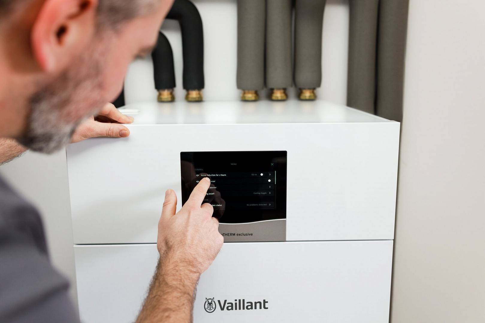 Mężczyzna przeprowadza serwis kotła gazowego