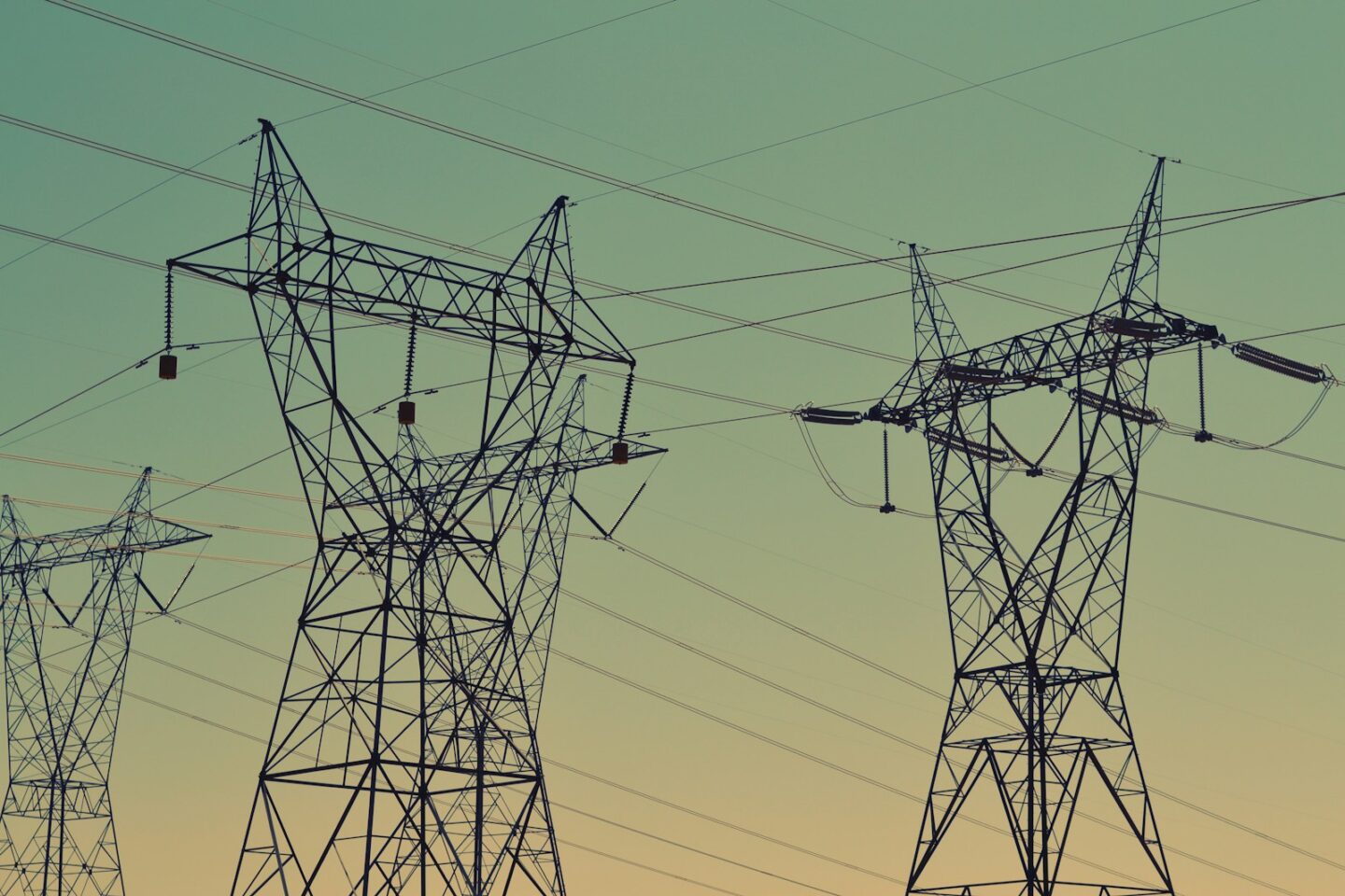 Nieodnawialne źródła energii – czym są, jakie mają rodzaje i dlaczego wciąż odgrywają tak dużą rolę