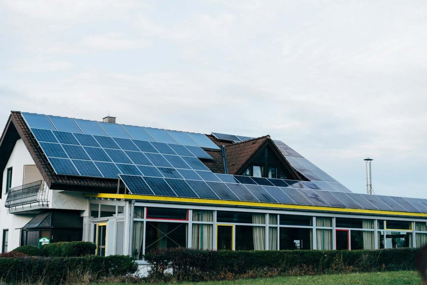 Dach solarny – jak działa, ile daje energii i kiedy naprawdę ma sens